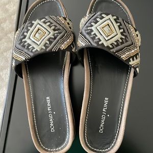 Never worn Donald Pliner embroidered FiFi sandal